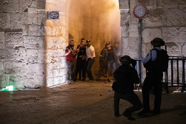 İsrail polisinden Mescid-i Aksa’daki Filistinlilere saldırı