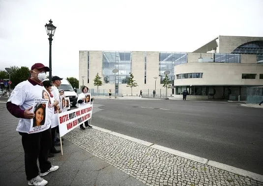 Almanya’da kızı PKK tarafından kaçırılan anneden Başbakanlık önünde pankartlı eylem