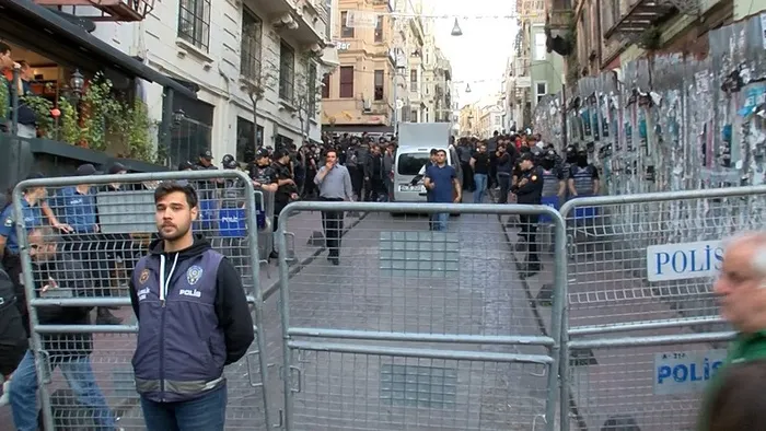 beyoglunda-izinsiz-gosteri-gozaltina-alindilar-1748727567834.jpeg (FOTO: DHA )