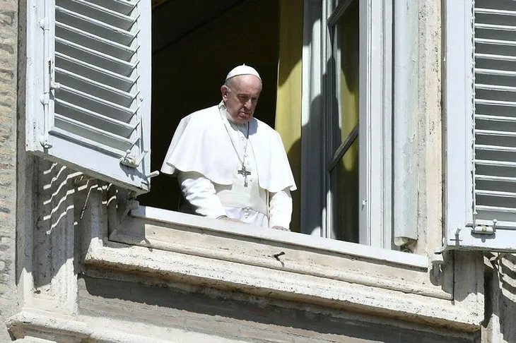 Papa Francis, koronavirüs karantinasında olan Roma caddelerinde gezindi