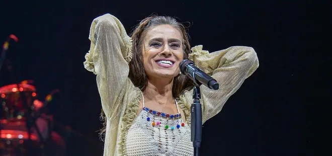 Yıldız Tilbe sahnede peruğunu çıkardı! Seyirci şoke oldu