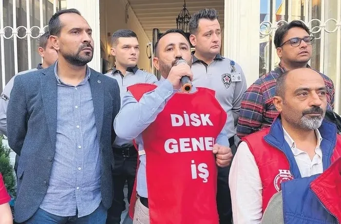 izmirde-iscilerin-ikramiye-eylemine-cemil-tugay-engeli-ekmeginizden-olursunuz-tehdidi-1729145570606.jpeg İzmir'de işçilerin ikramiye eylemine Cemil Tugay engeli! 'Ekmeğinizden olursunuz' suçlaması - 1