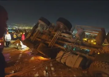 Freni patlayan kamyon devrildi! Sürücü sırra kadem bastı