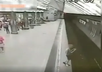 Tren istasyonunda şoke eden anlar