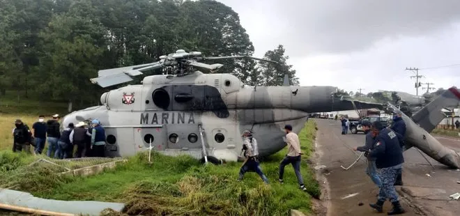 Meksika donanmasına ait askeri helikopter düştü