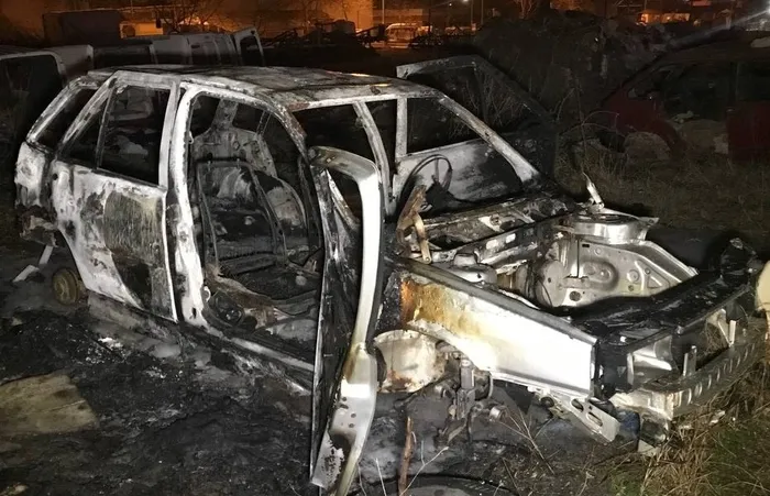 edirnede-alev-alev-yanan-aractan-geriye-demir-yigini-kaldi-1645422811351.jpg Edirne’de alev alev yanan araçtan geriye demir yığını kaldı - 1