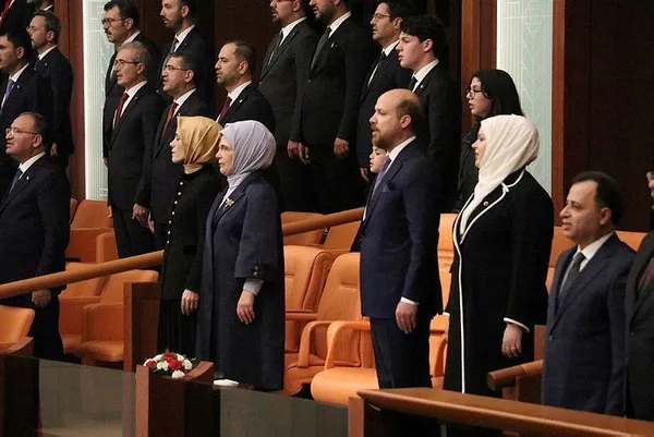 turkiye-yuzyili-basladi-ankarada-tarihi-toren-baskan-erdogan-once-mazbatasini-aldi-sonra-yemin-etti-1685796596150.jpeg Türkiye Yüzyılı başladı! Ankara'da tarihi tören: Başkan Erdoğan önce mazbatasını aldı sonra yemin etti - 5