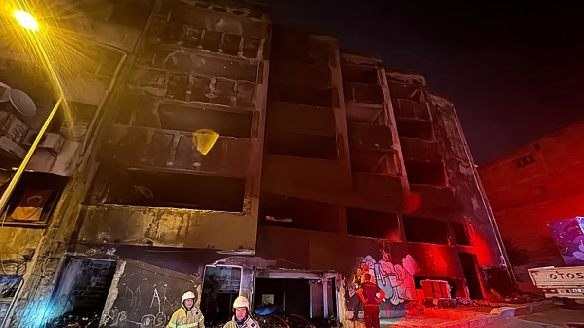 İzmir'de metruk binada yangın! Mahsur kalan 2 vatandaş kurtarıldı