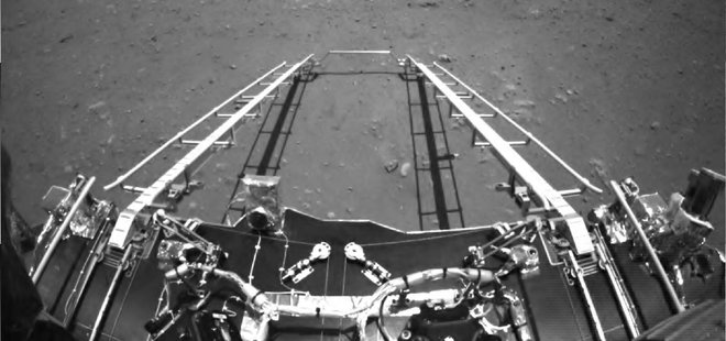 Çin Mars keşif aracının Kızıl Gezegen’de çektiği ilk fotoğrafları yayınladı