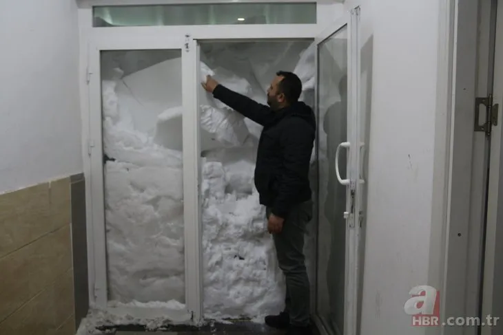 Bitlis’te kar kapı ve pencereleri kapatınca iş yerinde mahsur kaldılar