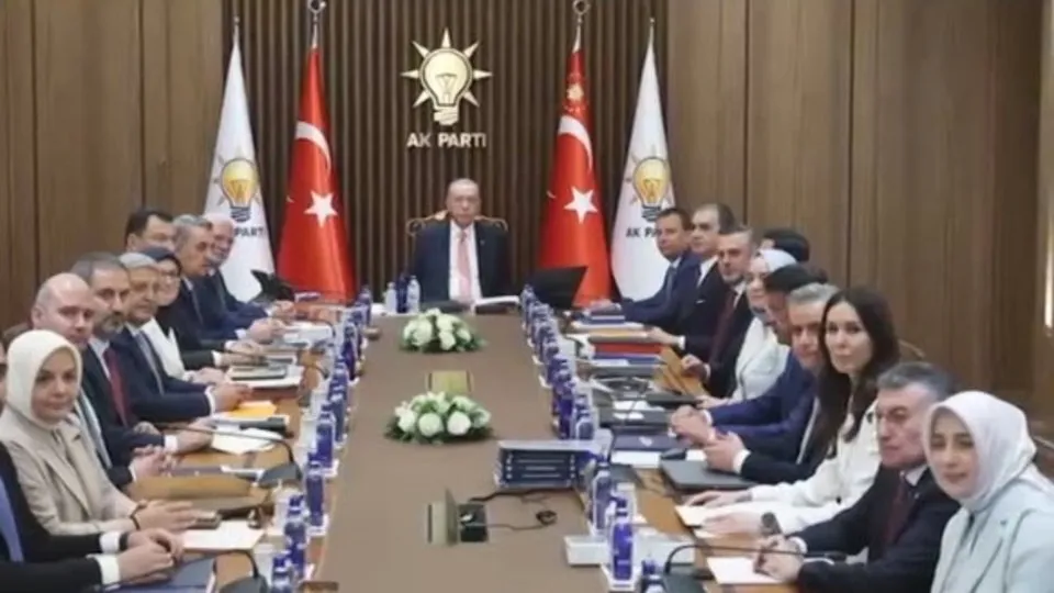En düşük emekli maaşına zam hazırlığı! AK Parti MYK toplandı