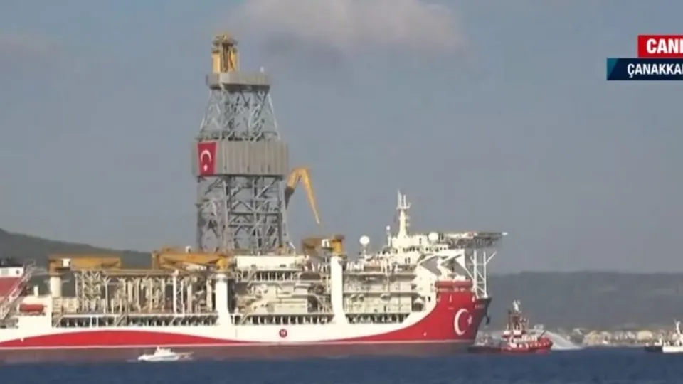 Son dakika: Çanakkale Boğazı’nda "Kanuni" heyecanı! Karadeniz yolunda! Vatandaşlar Türk bayraklarıyla selamladı