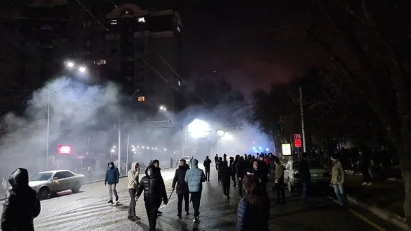 kazakistanda-gerilim-tirmaniyor-dukkanlar-yagmalandi-camiler-kapatildi-kazakistanda-neler-oluyor-olaylar-neden-cikti-1641484989287.jpg Kazakistan'da gerilim tırmanıyor! Dükkanlar yağmalandı camiler kapatıldı! Kazakistan'da neler oluyor? Olaylar neden çıktı? - 10