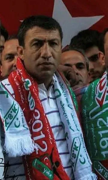 karsiyaka-tribun-lideri-dobo-metin-lakapli-metin-arslan-silahli-saldiri-sonucu-hayatini-kaybetti-1654397386007.jpeg Karşıyaka tribün lideri Dobo Metin lakaplı Metin Arslan silahlı saldırı sonucu hayatını kaybetti - 5