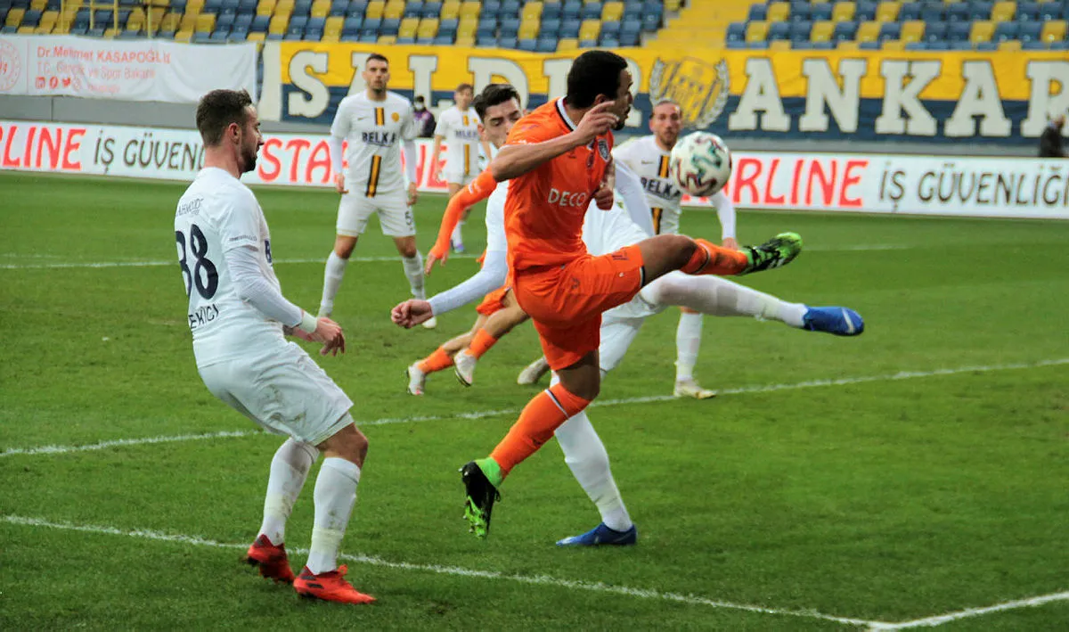 Başakşehir Ankaragücü'nü 2 golle geçti