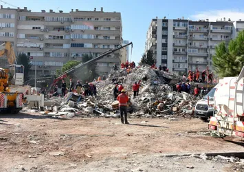 İzmir'deki depremde yıkılan Emrah Apartmanı davasında flaş gelişme! Mahkemede çileden çıkaran savunma
