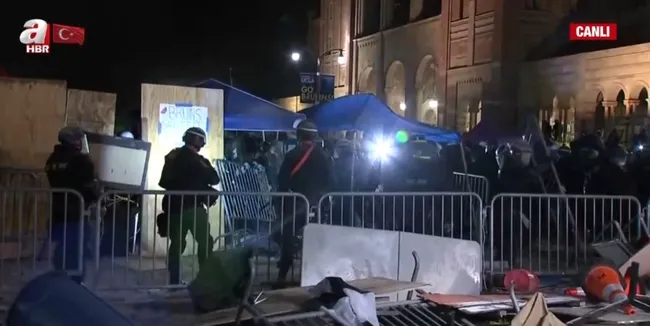 abdde-gazze-eylemine-polis-mudahalesi-ogrencilerin-cadirlarini-soktuler-1714648834490.jpg ABD'de Gazze eylemine polis müdahalesi! Öğrencilere ters kelepçe ve plastik mermi! Tutuklananların sayısı 2 binin üzerine çıktı - 2