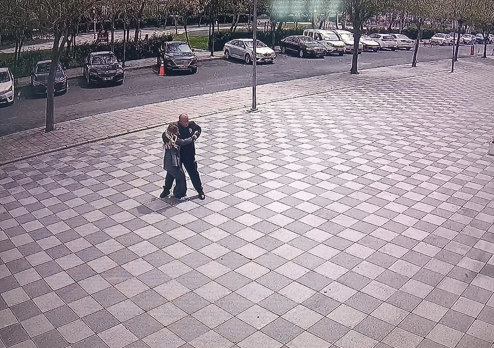 Yaşlı kadına yardıma koşan polis memuruna başarı ödülü! Çabası yürekleri ısıttı - 1