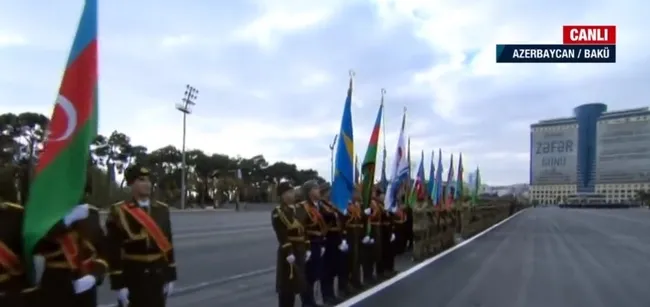 Başkan Erdoğan Azerbaycan’daki tarihi törende mevkidaşı Aliyev ile askerleri böyle selamladı