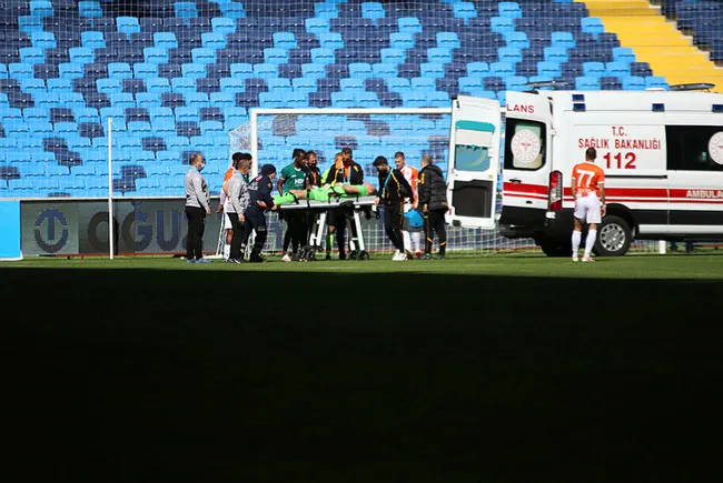 Adanaspor-Giresunspor maçında kaleci Goran Karacic ambulansla hastaneye kaldırıldı - 3