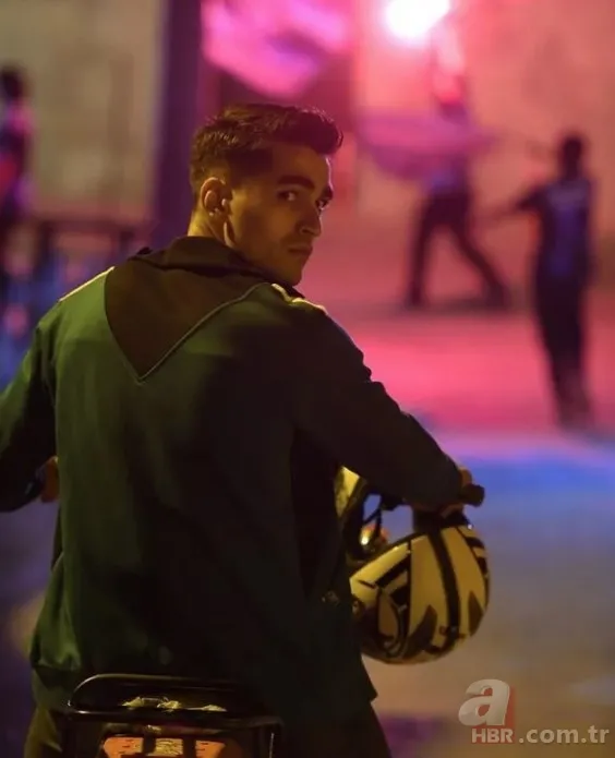 Mert Ramazan Demir ve Afra Saraçoğlu’nun başrollerini paylaştığı Yalı Çapkını dizisindeki yalı bakın kimin çıktı! Yapımcıdan aldıklarını… 15