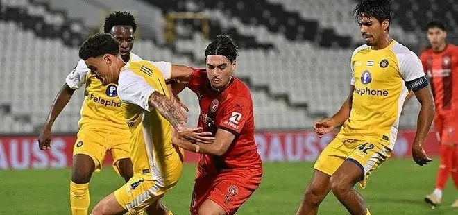 Maccabi Tel Aviv oyuncuları milli futbolcumuz Aral Şimşir’e saldırdı!