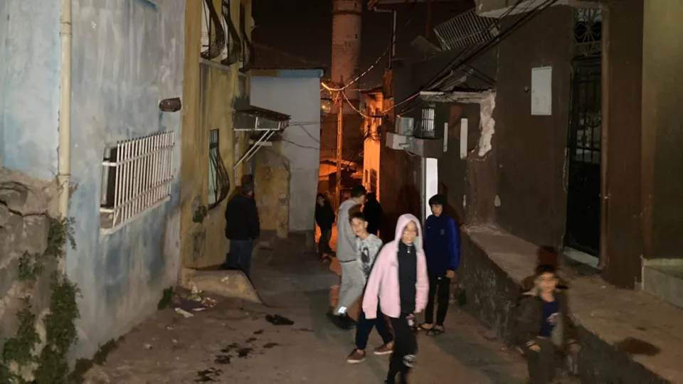 İzmir'in Buca ilçesinde 4,9 büyüklüğünde deprem meydana geldi! Deprem anı kamerada | Acı haber geldi