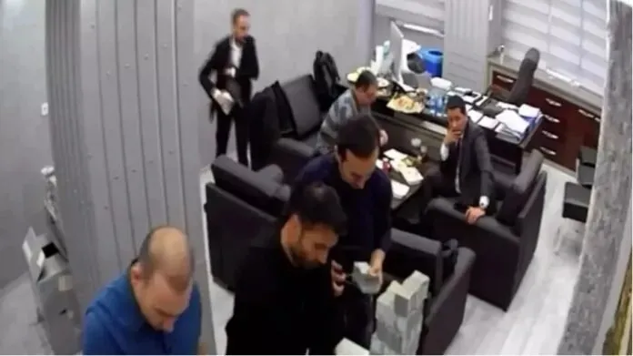 chpdeki-paradan-kuleler-davasi-ertelendi-kaftancioglundan-usulsuzluk-itirafi-1744371062986.jpeg CHP'deki para kuleleri görüntüleri (ahaber.com.tr)