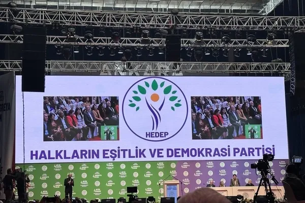 1697370514451.jpg Yeşil Sol Parti'nin kongresinde büyük skandal! Bebek katili Abdullah Öcalan'ın paçavrasını alkışladılar... - 1