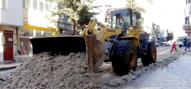 Kars'ta tehlike saçan kar ve buzlar ilçe dışına taşınıyor