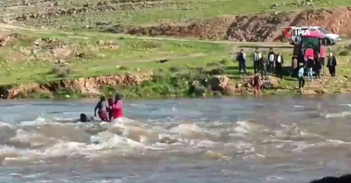 Şanlıurfa’da feci olay kamerada! Dereyi geçmeye çalışırken akıntıya kapıldılar