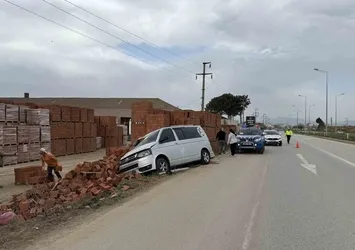 Aracıyla tuğla fabrikasına girdi: 3 yaralı