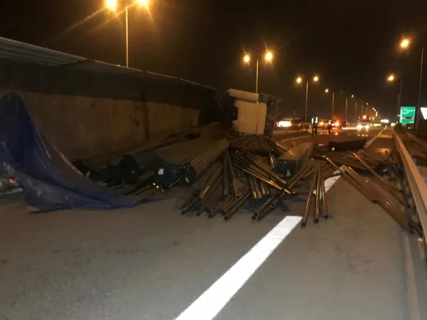 Kuzey Marmara Otoyolu’nda TIR devrildi! Kasadaki büyük tehlike... - 5