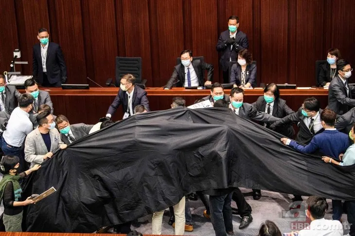 Koronavirüsün kalbinde yumruklar konuştu! Hong Kong'da vekiller birbirine girdi