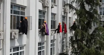 Hasta çocuklara 23 Nisan sürprizi! Hastane camına tırmanıp çocuklara hediye verdiler