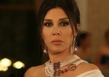 Nebahat Çehre şıklığıyla göz kamaştırdı