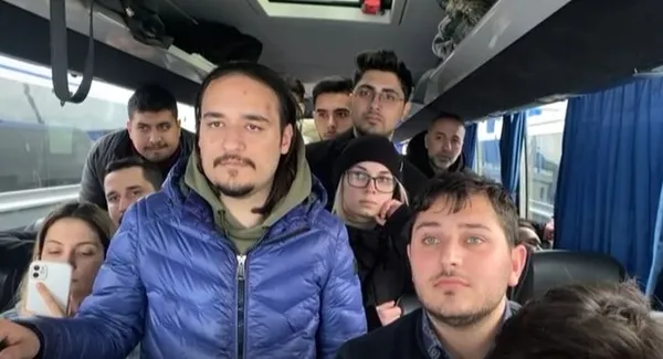 disisleri-bakani-mevlut-cavusoglu-tahliye-edilen-vatandaslarimizla-gorustu-kardeslerimizin-hepsini-getirecegiz-1645894647356.jpg Dışişleri Bakanı Mevlüt Çavuşoğlu, tahliye edilen vatandaşlarımızla görüştü: Kardeşlerimizin hepsini getireceğiz - 2