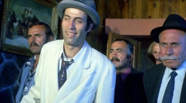 yesilcamin-gozde-filminde-pes-artik-dedirten-hata-kemal-sunalin-yaptigi-40-yil-sonra-ortaya-cikti-1707476520785.jpg Yeşilçam’ın gözde filminde pes artık dedirten hata! Kemal Sunal’ın yaptığı 40 yıl sonra ortaya çıktı - 1