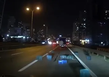 Hareket halindeki kamyonetteki kasalar yola düştü