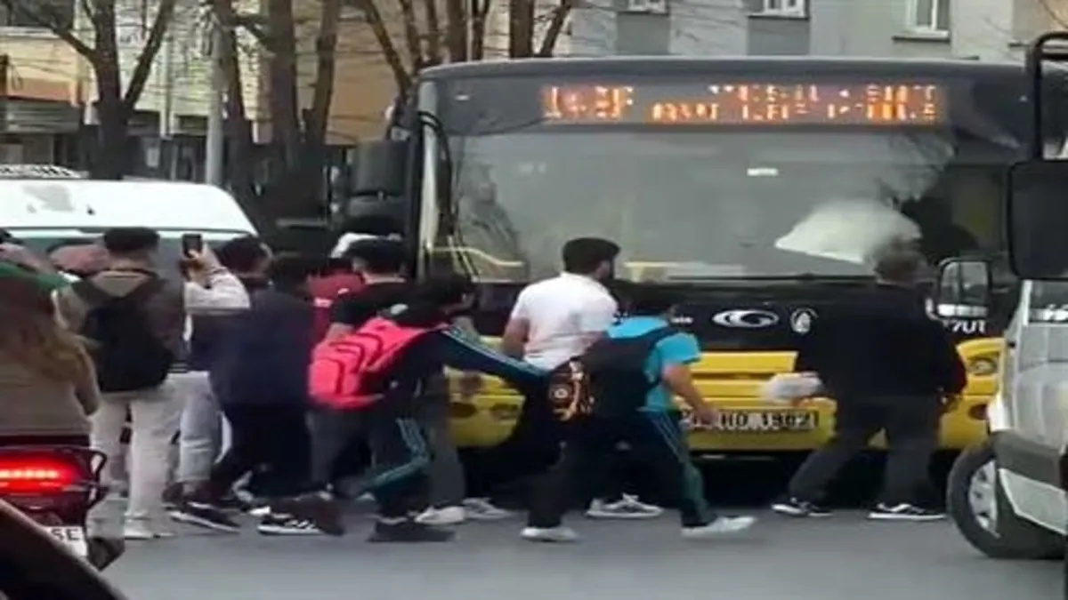 İETT şoförüne yumruklu saldırı! O anlar kamerada