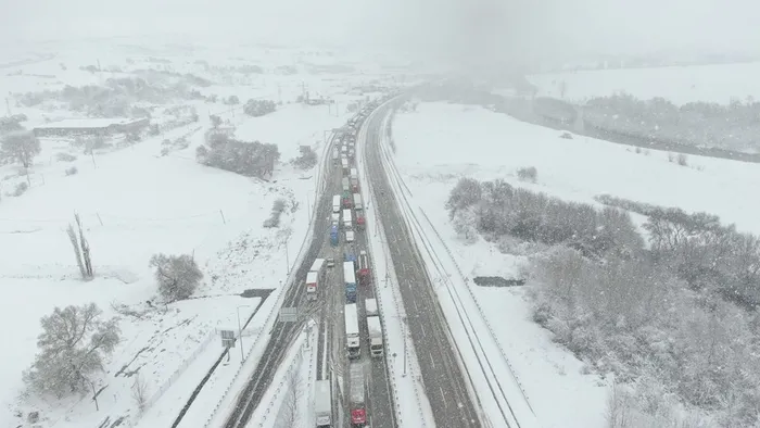 Son dakika: Balıkesir - Bursa karayolunda kar esareti: 15 saattir kapalı! Kuyruğun ucu gözükmüyor - 1