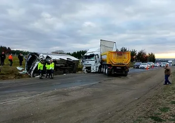 Kafa kafaya çarpıştılar! Öğrenci servisiyle hafriyat kamyonu kaza yaptı