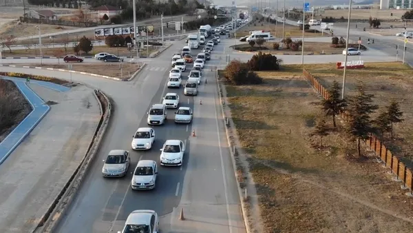 43 ilin geçiş noktasında trafik kilitlendi! Binler kişi yollara akın etti - 4