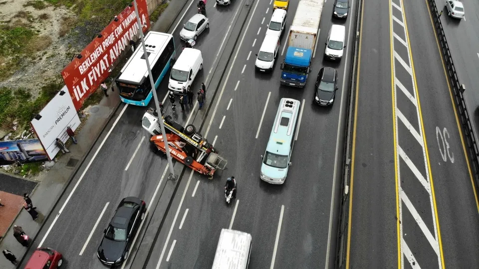 İstanbul'da D-100'de vinç devrildi