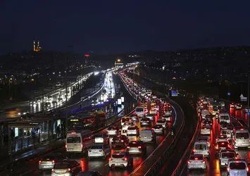 İstanbul'da trafik çilesi! Milyonlarca vatandaş yolda kaldı