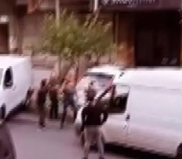istanbulda-korku-dolu-anlar-doner-bicagiyla-dehset-sacti-1665822758352.jpg İstanbul’da korku dolu anlar! Döner bıçağıyla dehşet saçtı - 2