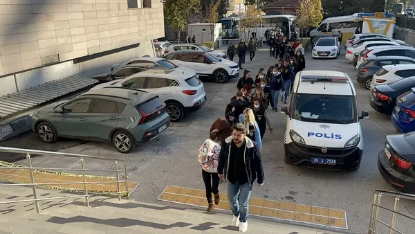 eskisehir-merkezli-11-sehirde-dolandiricilik-operasyonu-20-kisi-tutuklandi-1668232734107.jpg Eskişehir merkezli 11 şehirde dolandırıcılık operasyonu! 20 kişi tutuklandı - 1