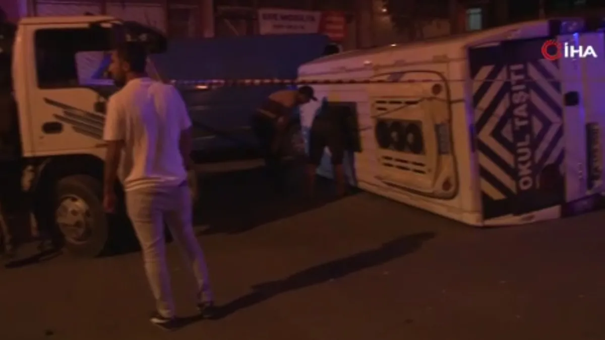 Sultanbeyli'de korkunç kaza: Servis minibüsü otomobille çarpıştı: Çok sayıda yaralı var