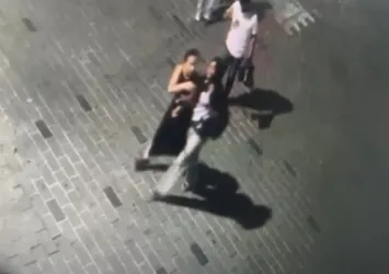 Taksim'in göbeğinde gasp anı kamerada! Önce koluna girdi sonra telefonu çaldı