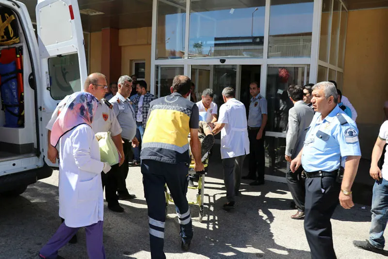 Erzincan'da askeri aracın geçişi sırasında patlama! 3 asker yaralı - 1